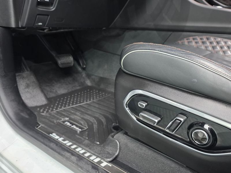 2023 Jeep Grand Cherokee 4xe Summit Reserve photo 28