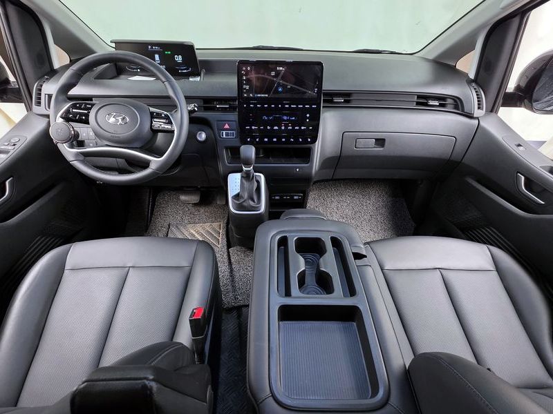 2023 Hyundai Staria Tourer 9-Seater Modern photo 10