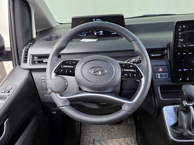 2023 Hyundai Staria Tourer 9-Seater Modern photo 13