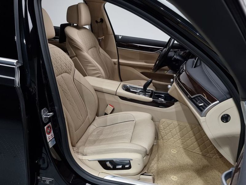 2016 BMW 7 Series 750Li xDrive Luxury photo 10