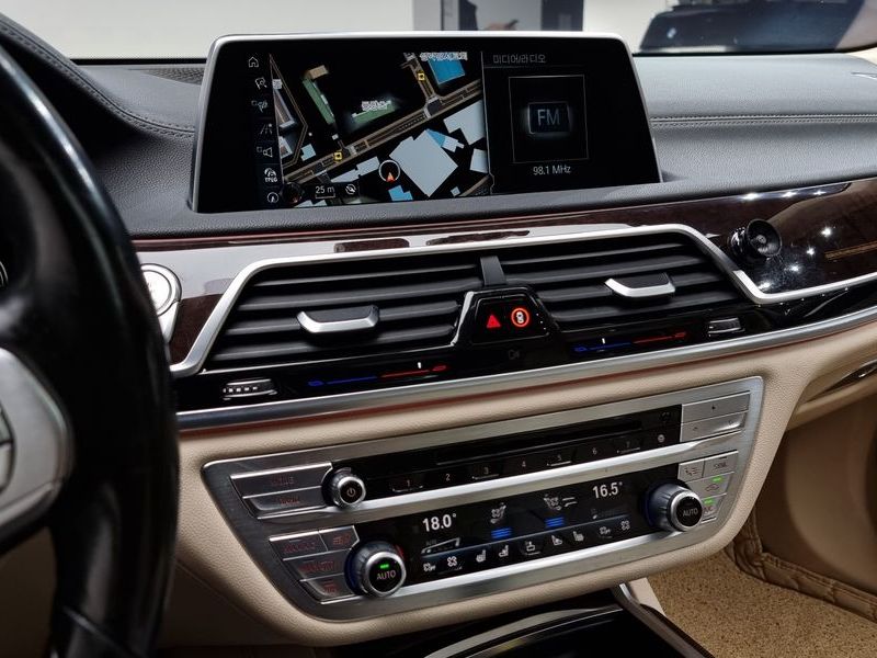2016 BMW 7 Series 750Li xDrive Luxury photo 14