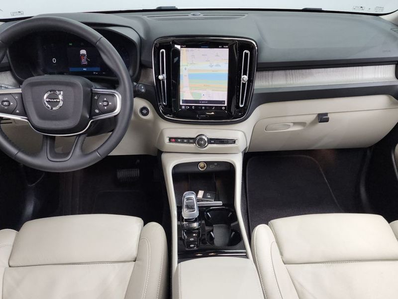 2023 Volvo XC40 B4 Ultimate Bright photo 7