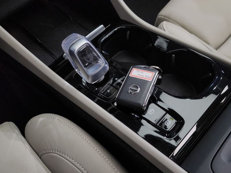2023 Volvo XC40 B4 Ultimate Bright photo 9