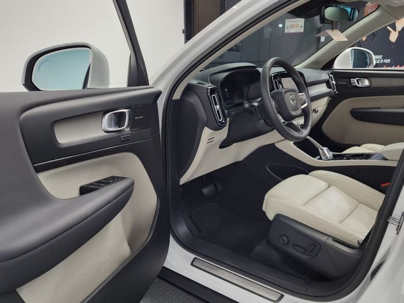 2023 Volvo XC40 B4 Ultimate Bright photo 10