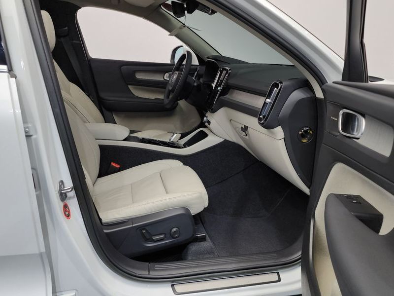 2023 Volvo XC40 B4 Ultimate Bright photo 11
