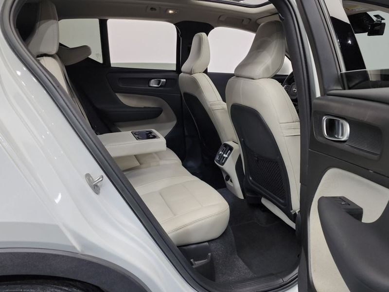 2023 Volvo XC40 B4 Ultimate Bright photo 12