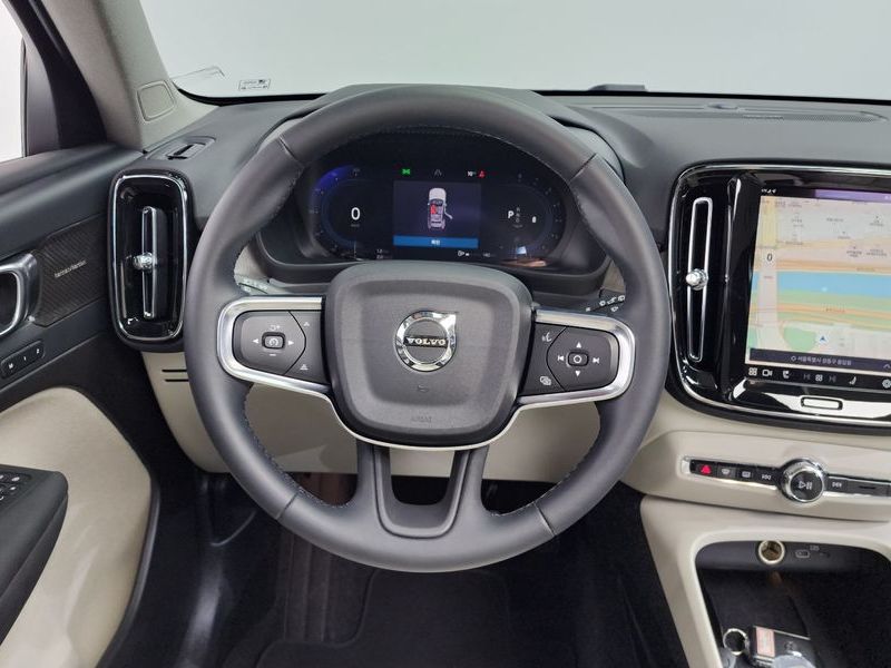 2023 Volvo XC40 B4 Ultimate Bright photo 13