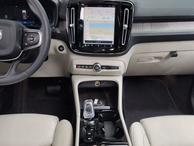 2023 Volvo XC40 B4 Ultimate Bright photo 14