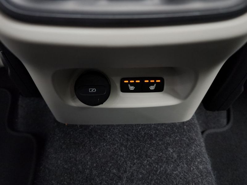 2023 Volvo XC40 B4 Ultimate Bright photo 18
