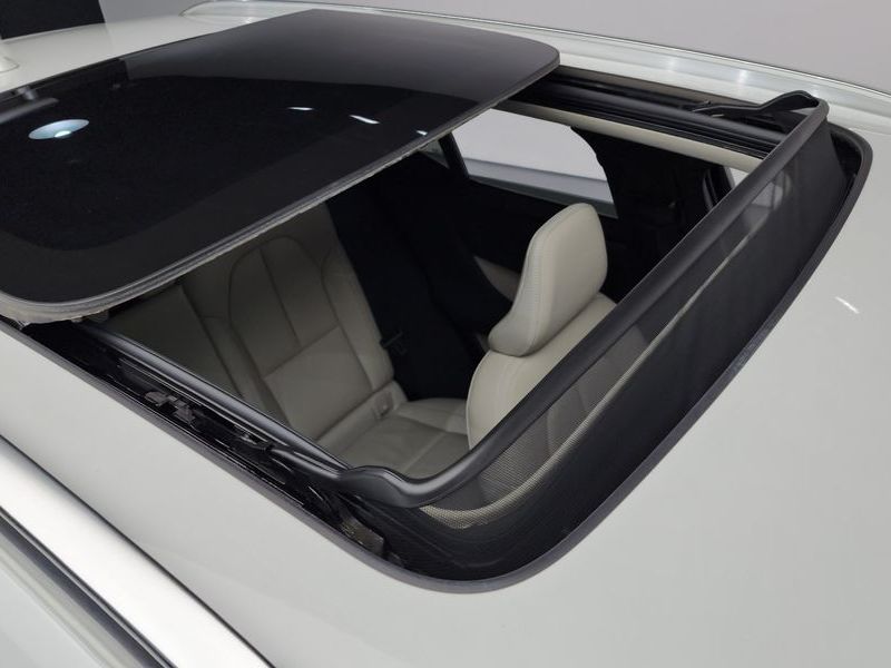 2023 Volvo XC40 B4 Ultimate Bright photo 19