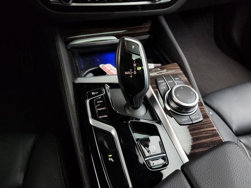 2022 BMW 5 Series 520i M Sport photo 9