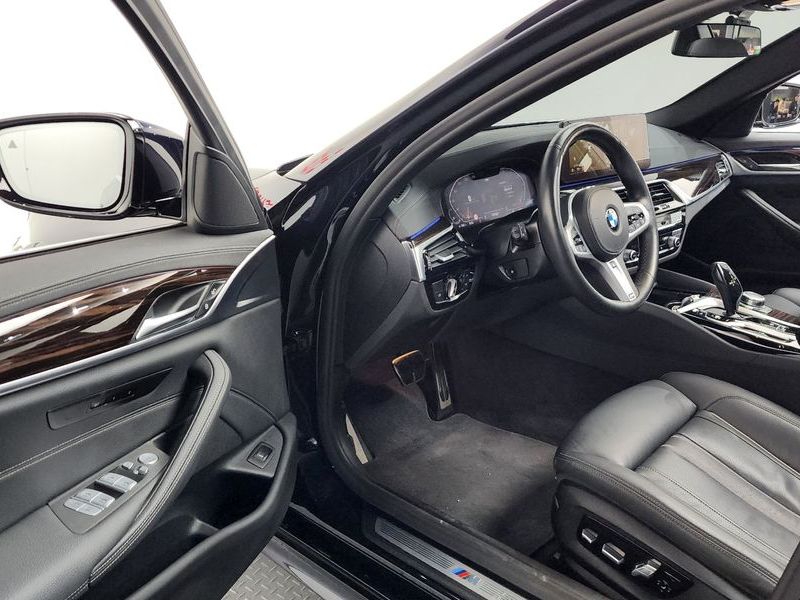 2022 BMW 5 Series 520i M Sport photo 10