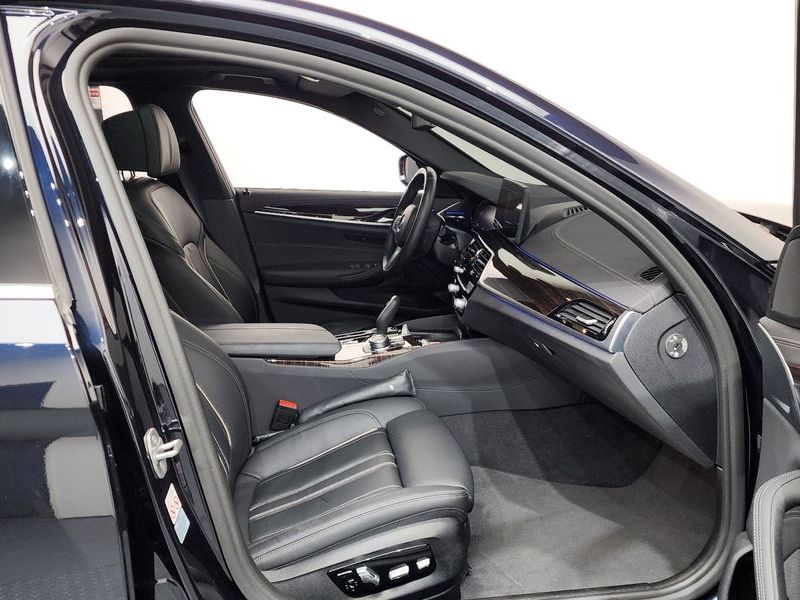 2022 BMW 5 Series 520i M Sport photo 11
