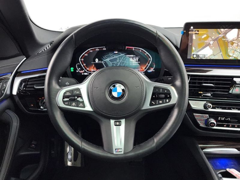 2022 BMW 5 Series 520i M Sport photo 12