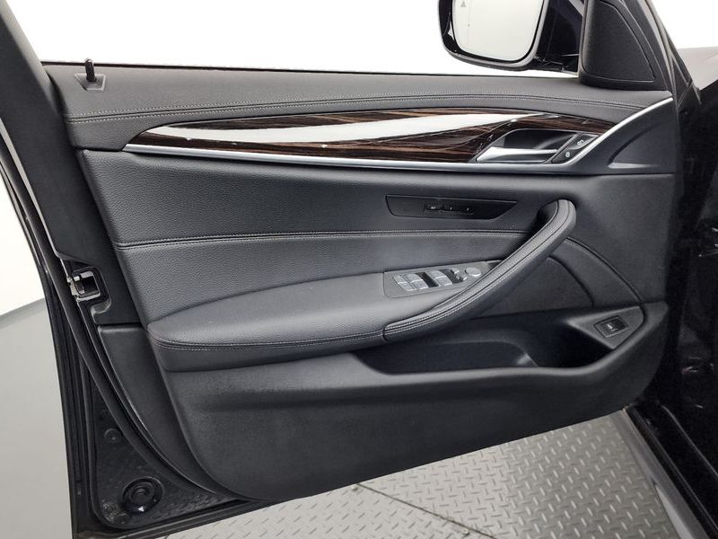 2022 BMW 5 Series 520i M Sport photo 24
