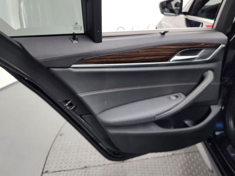 2022 BMW 5 Series 520i M Sport photo 25