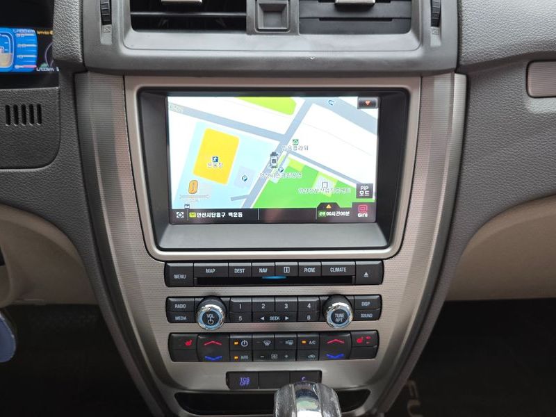 2012 Ford Fusion Hybrid photo 16