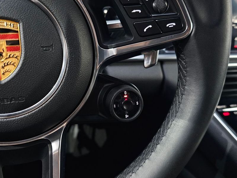 2018 Porsche Panamera 3.0 AWD photo 18