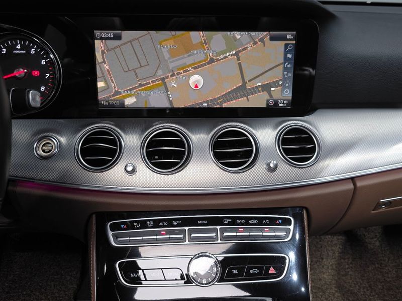 2019 Mercedes-Benz E-Class E300 Avantgarde photo 14