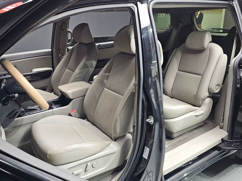 2015 Kia Carnival 9-seater Prestige photo 12