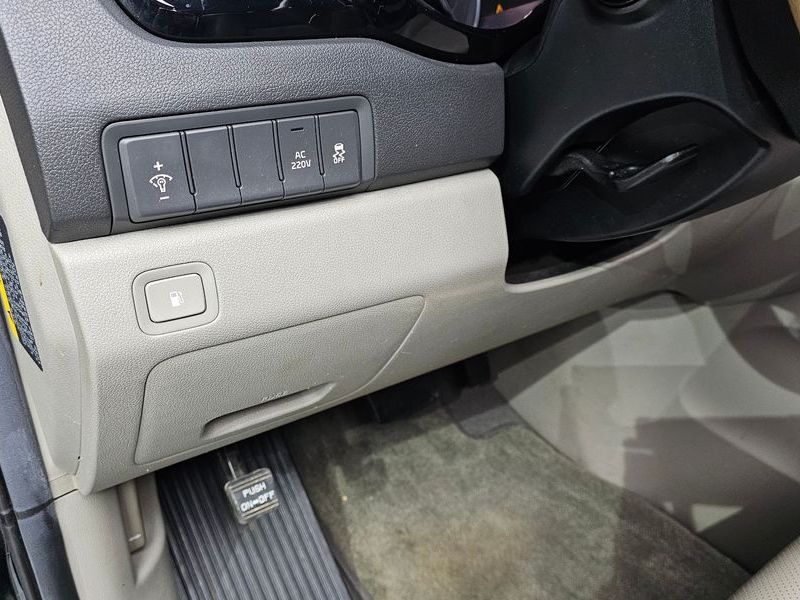 2015 Kia Carnival 9-seater Prestige photo 13