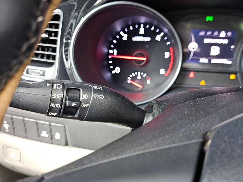 2015 Kia Carnival 9-seater Prestige photo 17
