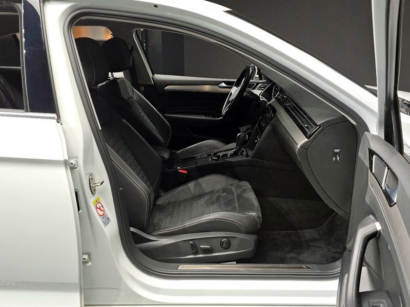 2021 Volkswagen Passat 2.0 TDI Premium photo 11