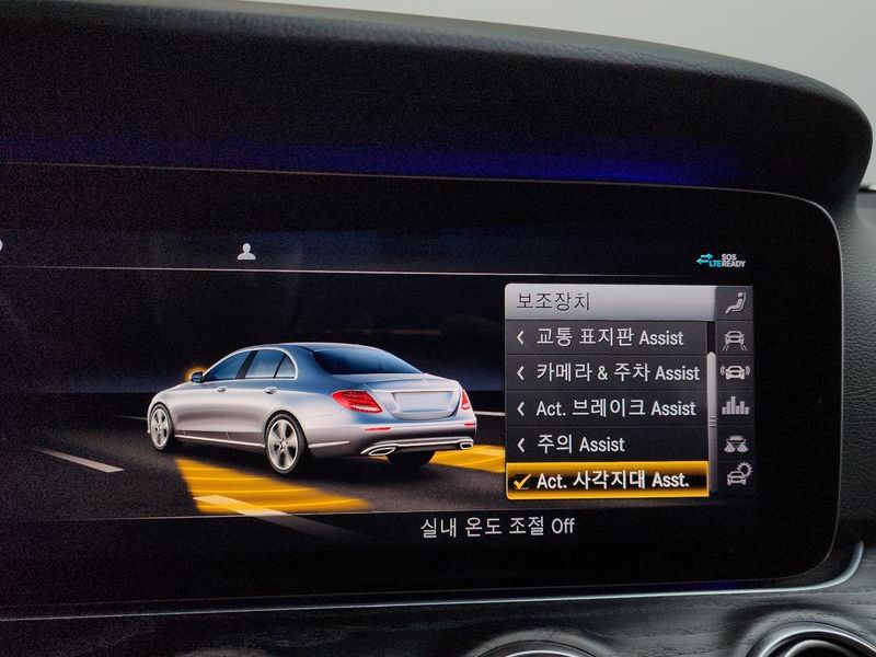 2020 Mercedes-Benz E-Class E300 Avantgarde photo 16