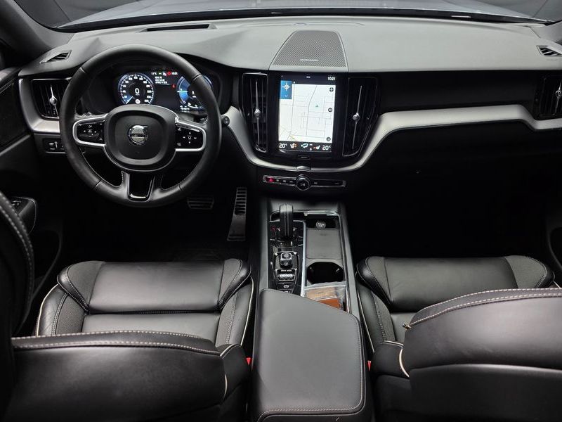 2021 Volvo XC60 T8 R-Design photo 7