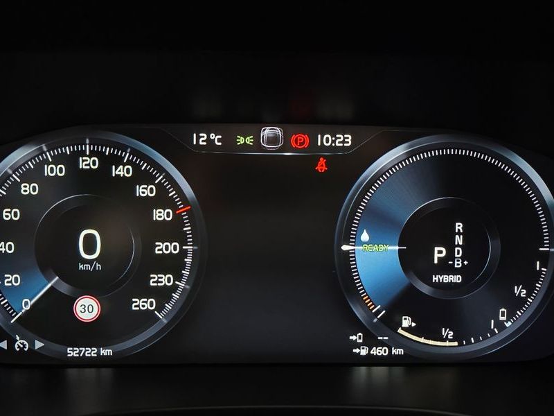 2021 Volvo XC60 T8 R-Design photo 8