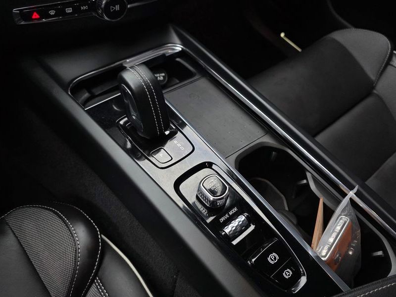 2021 Volvo XC60 T8 R-Design photo 9