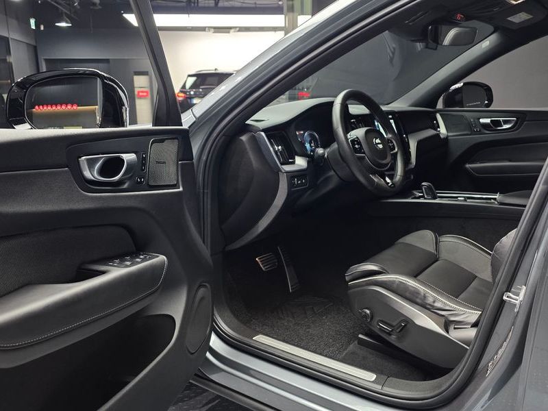 2021 Volvo XC60 T8 R-Design photo 10