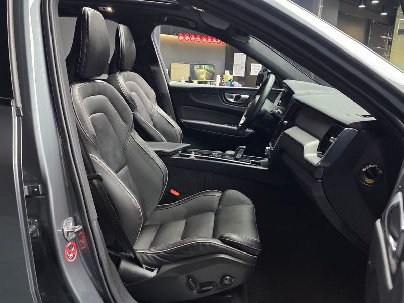 2021 Volvo XC60 T8 R-Design photo 11