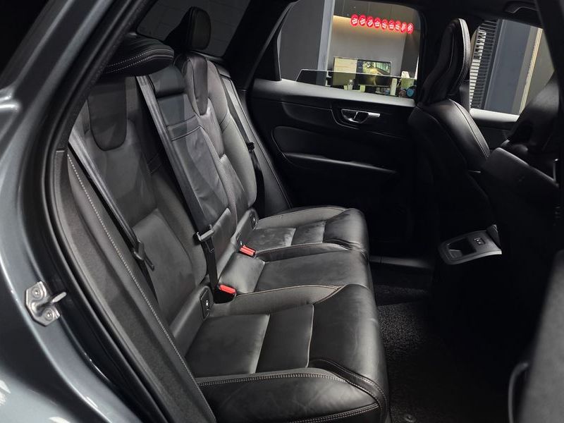 2021 Volvo XC60 T8 R-Design photo 12