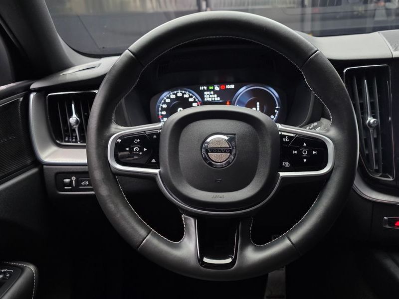 2021 Volvo XC60 T8 R-Design photo 13