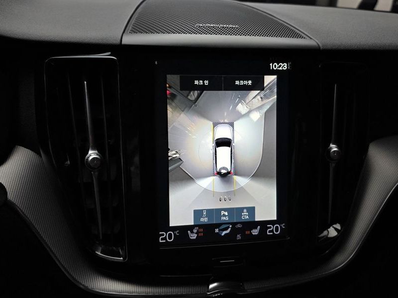 2021 Volvo XC60 T8 R-Design photo 16