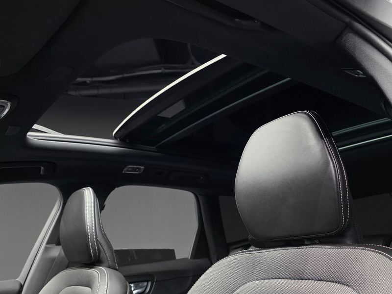 2021 Volvo XC60 T8 R-Design photo 18