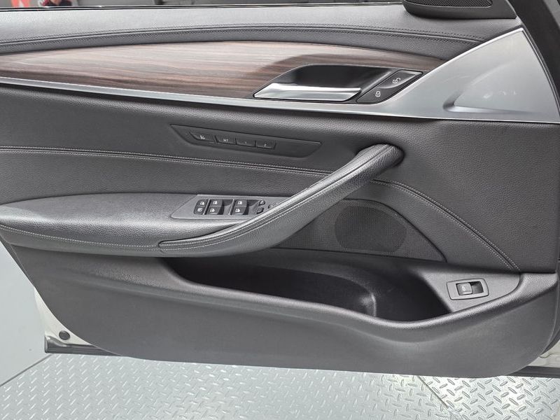 2017 BMW 5 Series 520d M Sport Package Plus photo 24