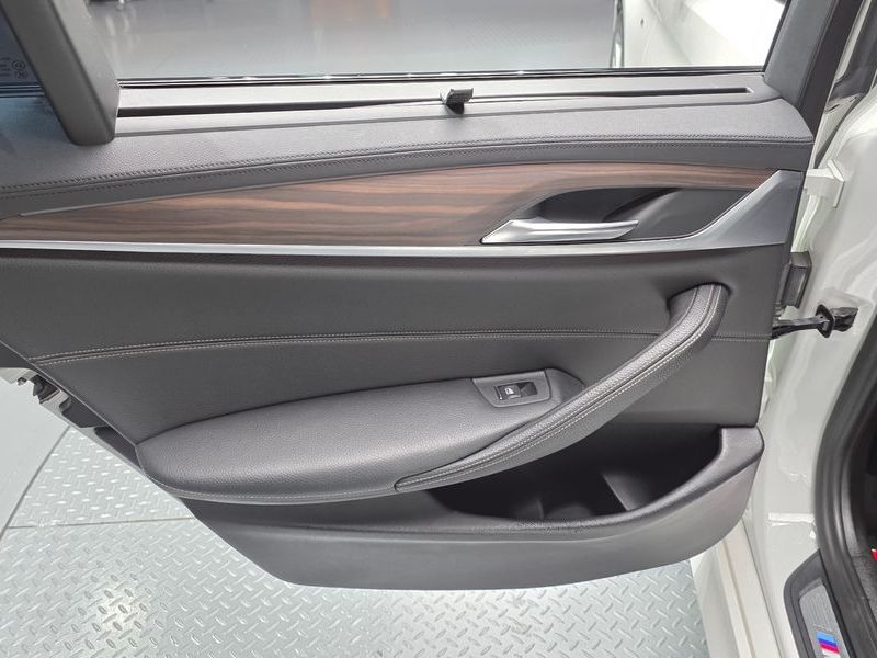 2017 BMW 5 Series 520d M Sport Package Plus photo 25