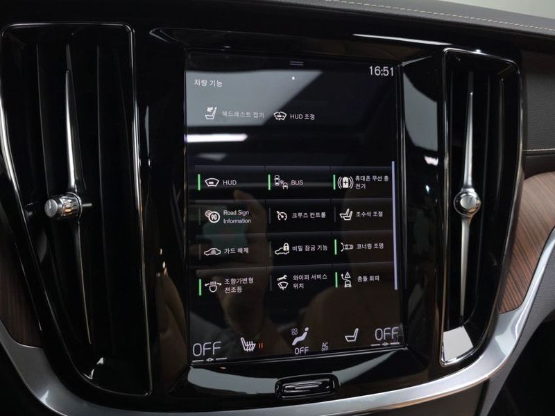 2022 Volvo S60 B5 Inscription photo 16