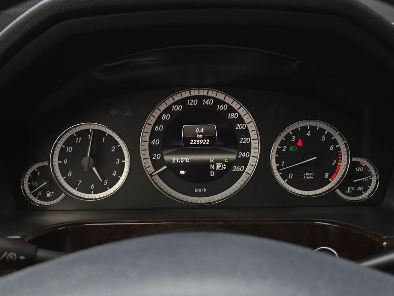 2013 Mercedes-Benz E-Class E200 CGI photo 8