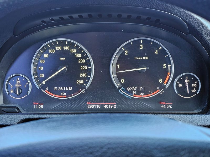 2013 BMW 5 Series GT 30d photo 8
