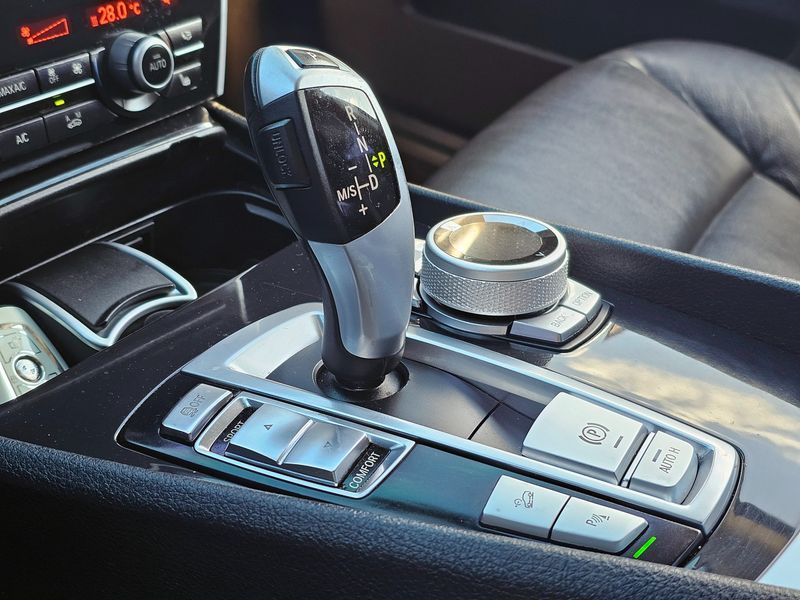 2013 BMW 5 Series GT 30d photo 9