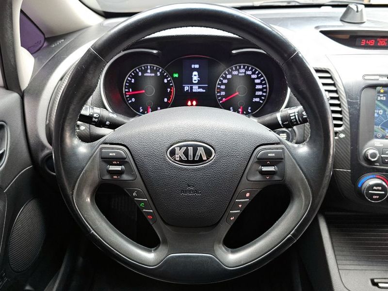 2013 Kia K3 Trendy photo 12