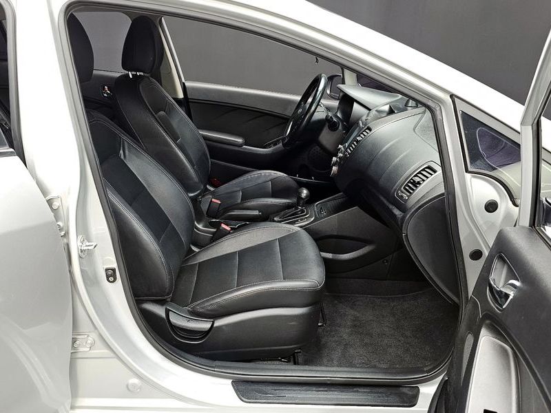 2013 Kia K3 Trendy photo 26
