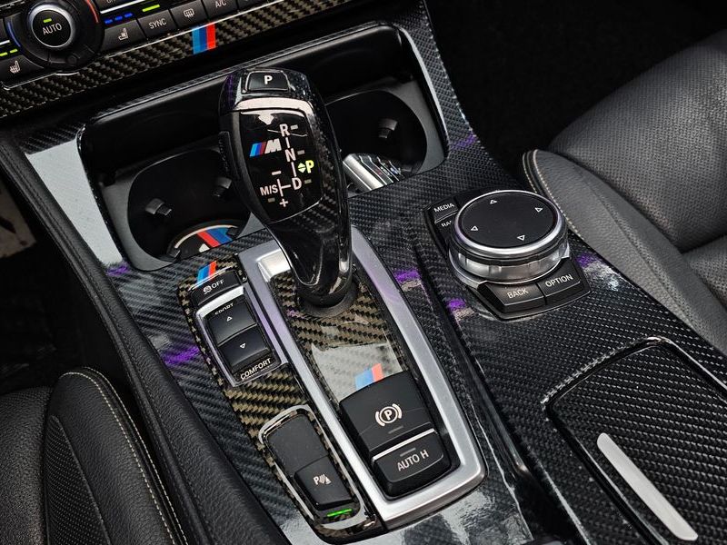 2015 BMW 5 Series 520d Luxury Plus photo 9