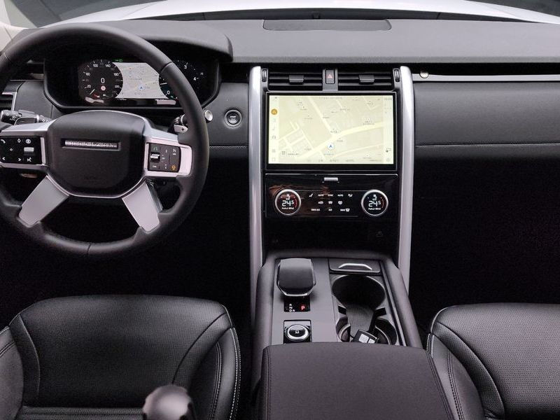 2024 Land Rover Discovery D250 S photo 7