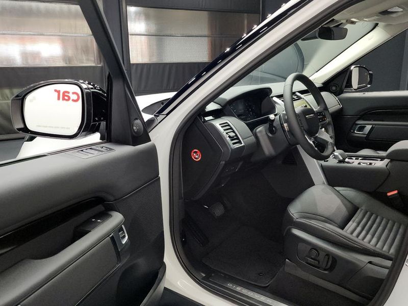 2024 Land Rover Discovery D250 S photo 10