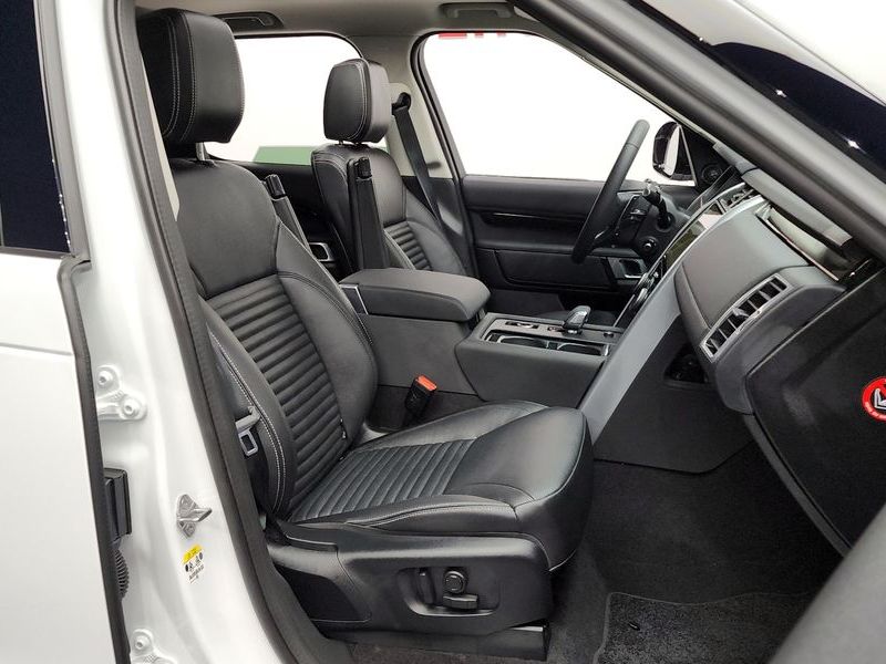 2024 Land Rover Discovery D250 S photo 11