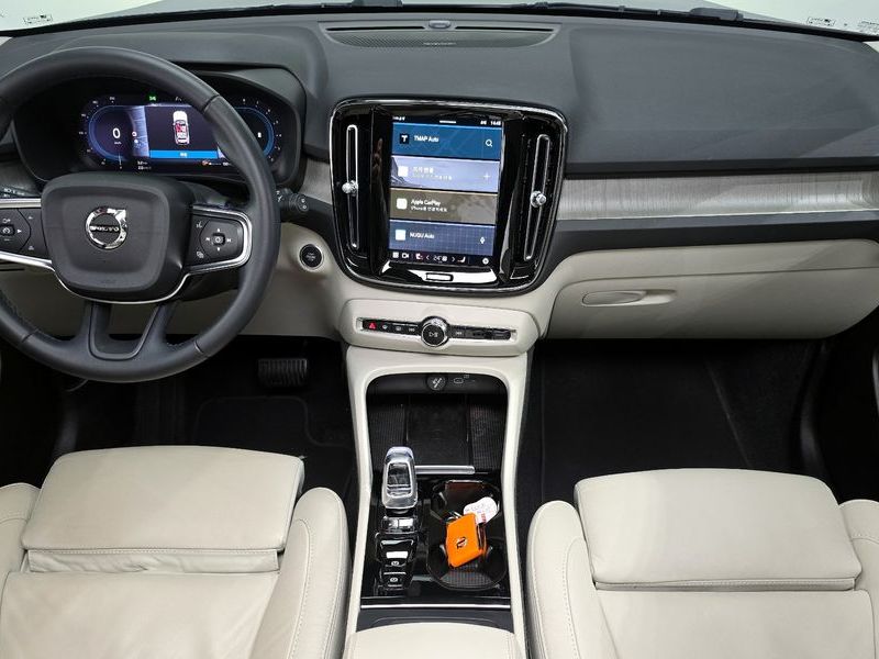 2023 Volvo XC40 B4 Ultimate Bright photo 7